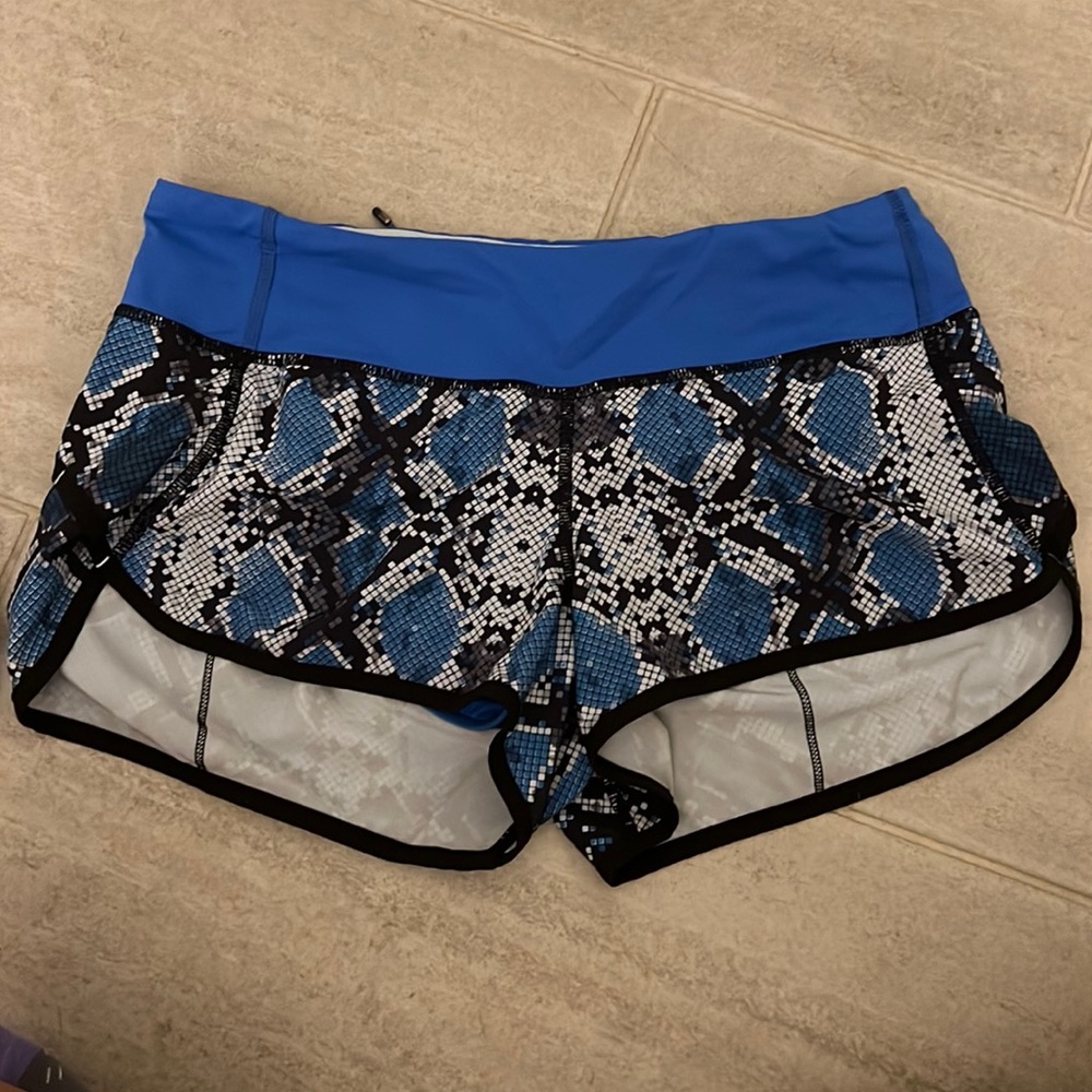 Lululemon Speed Up shorts 2.5” size 6 blue snakeskin print